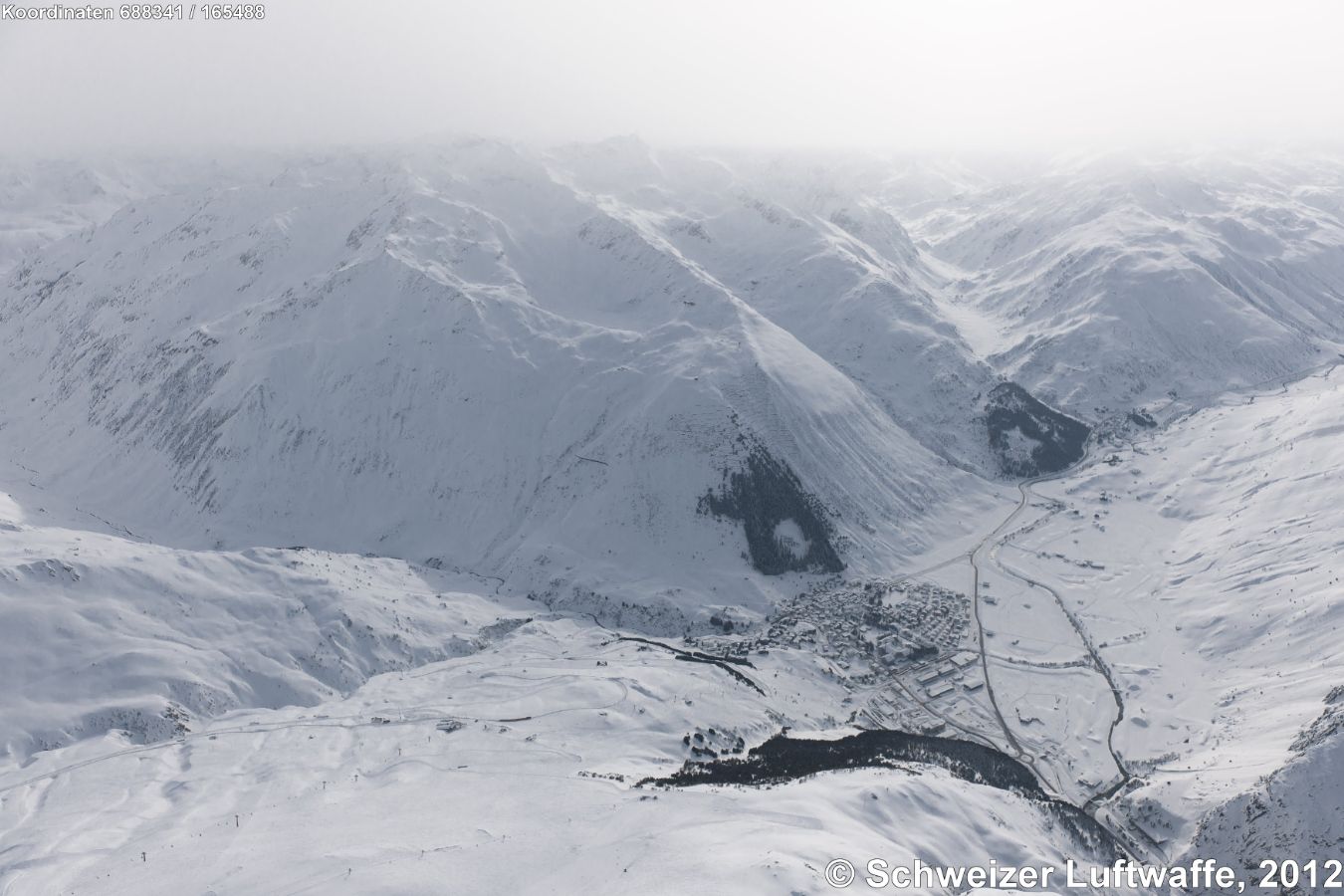 Andermatt mit Bannwald und Verbauungen zum Gemsstock; links zum Unteralp; Urserental zum rechten Bildrand; Gotthardpassstrasse ab Hospental südwärts